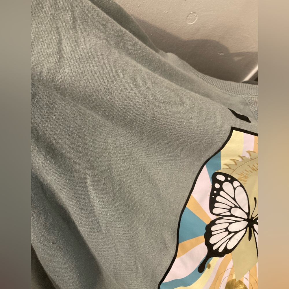 💰5/$10 Good vibes sage green sweatshirt - Picture 6 of 6